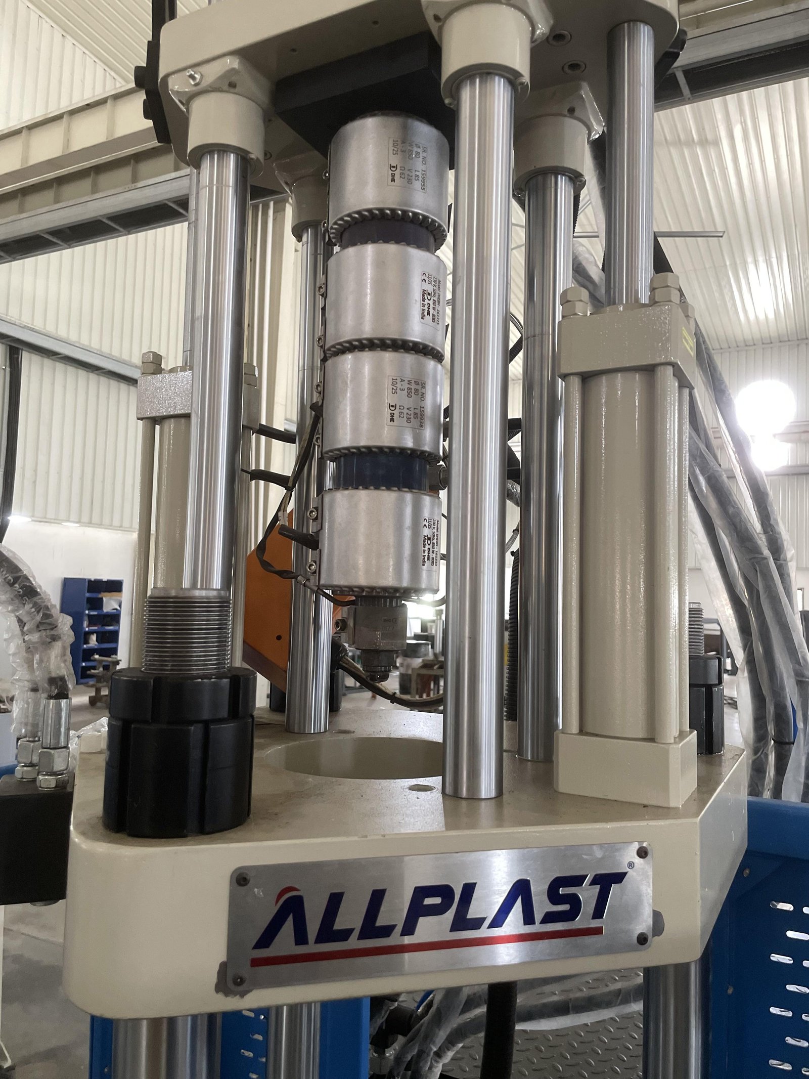 VERTICAL CLAMPING STRUCTURE